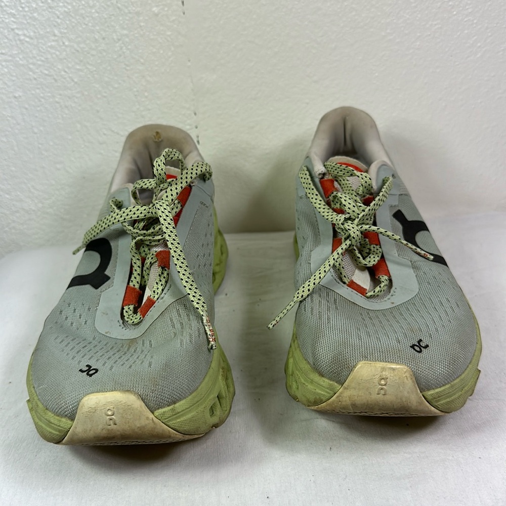 On running shoes SIZE W 7.5